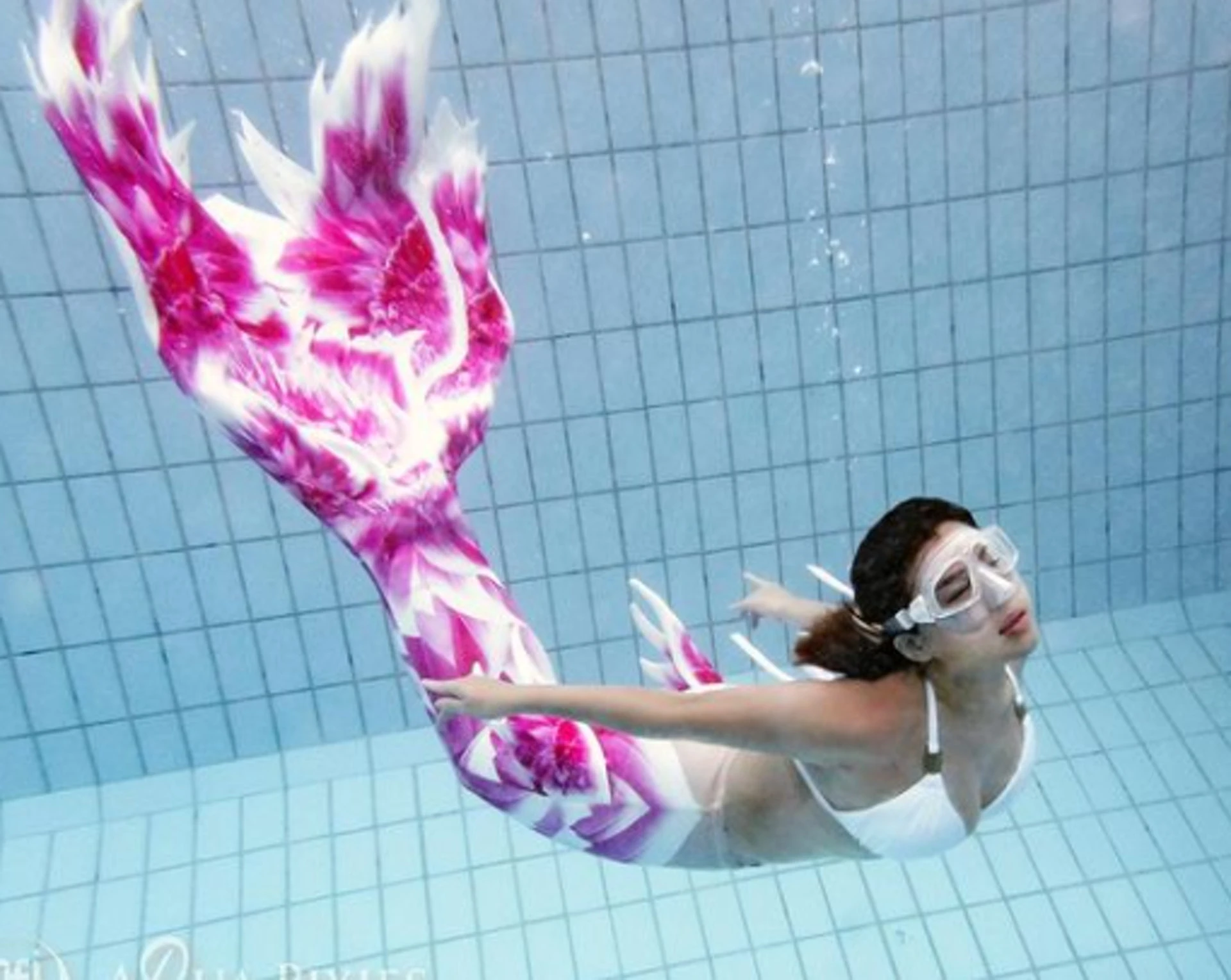 HK01 白雲驕人身材迫爆粉色潛水衣　網友驚問：落水也穿襪子？