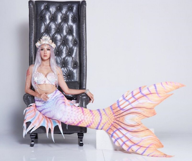 蘋果日報【點行出街?】陳蕊蕊迷上做美人魚 矽膠魚尾重18kg