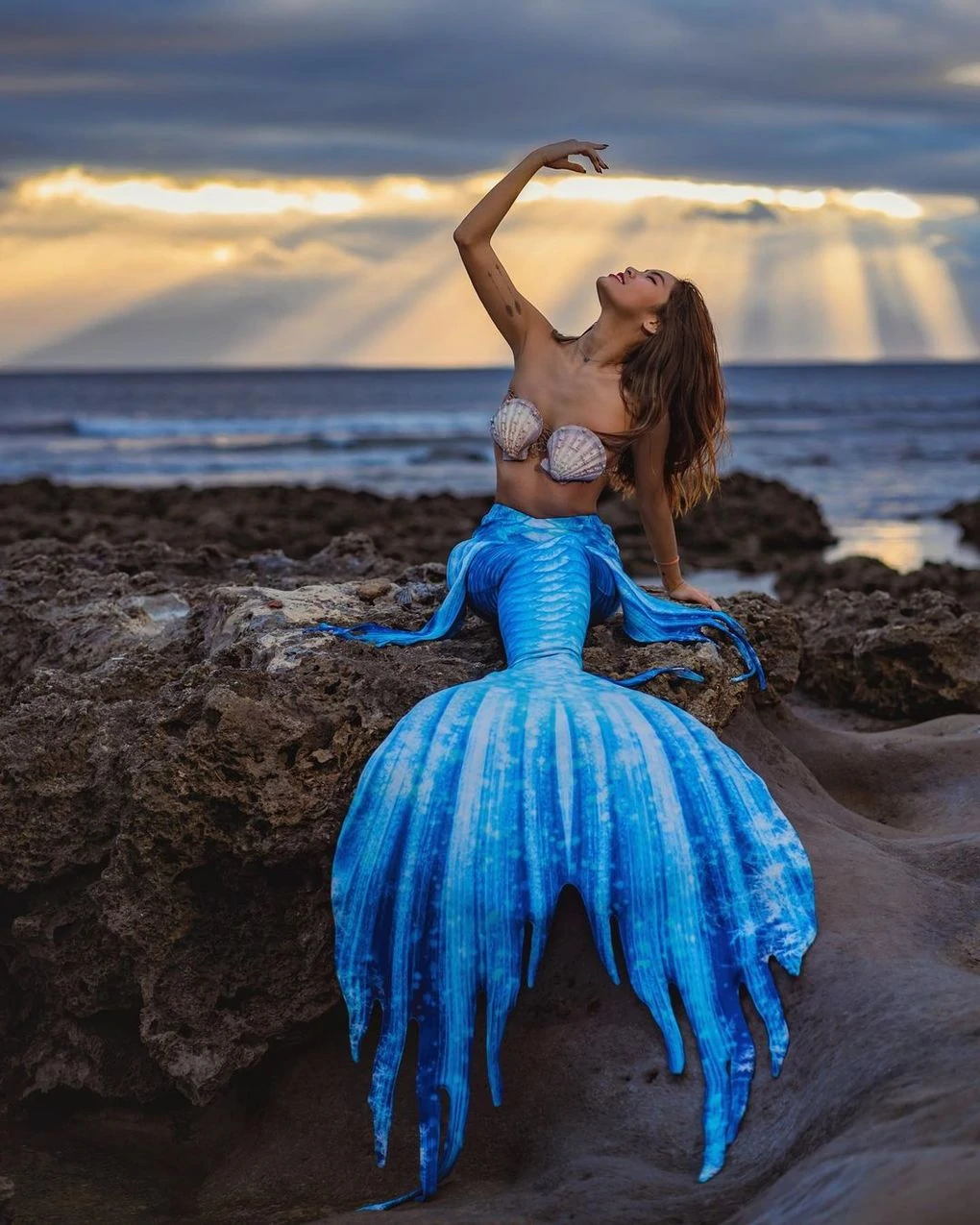 Beemen 雪地比基尼辣妹「Elmo」超惹火蜜桃臀，健美身材太耀眼！不只白雪中，水中一樣性感自如