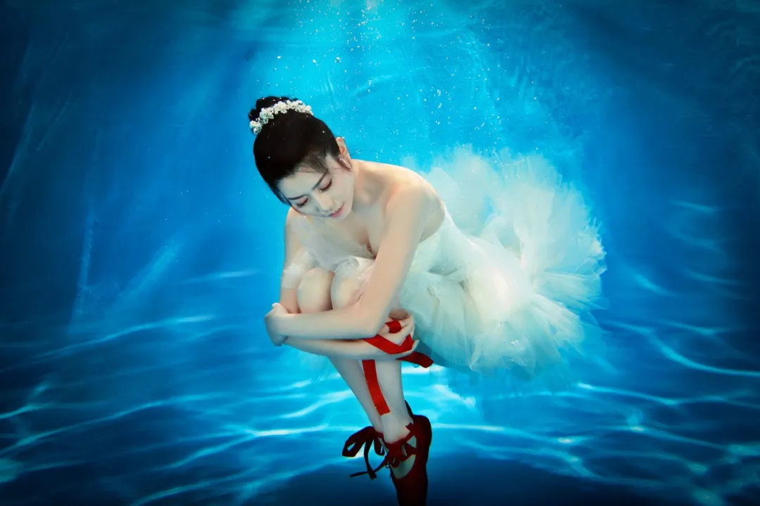 一间好店何灏浩：90后广州美人鱼教练，水下经验20多年，让你成为美人鱼不再是童话